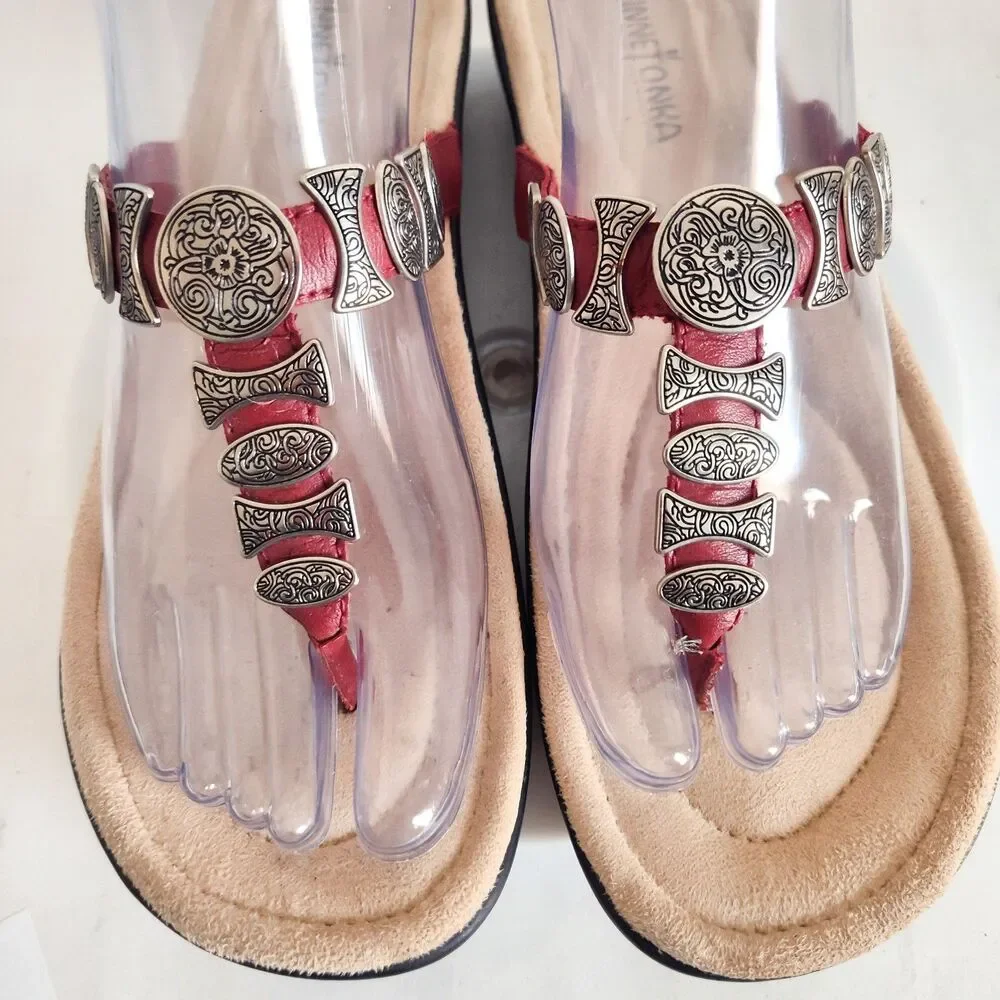 Minnetonka Thong Sandals Size 8 Red Suede Leather Silver Conchas Western Comfort